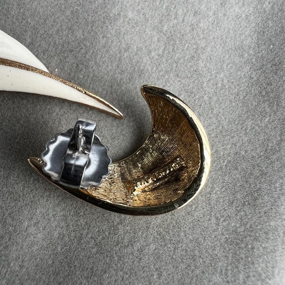 Elegant Vendome Cream and Gold Jewelry Set - Picture 5 of 9